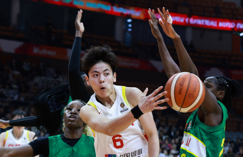女篮队长首秀！杨舒予14+5+7扮攻传核心 7助攻全场最高